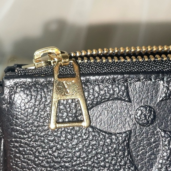 💜💜Louis Vuitton Multi Pochette Accessoires
Empreinte Leather- SMALL Poch… - Picture 10 of 13